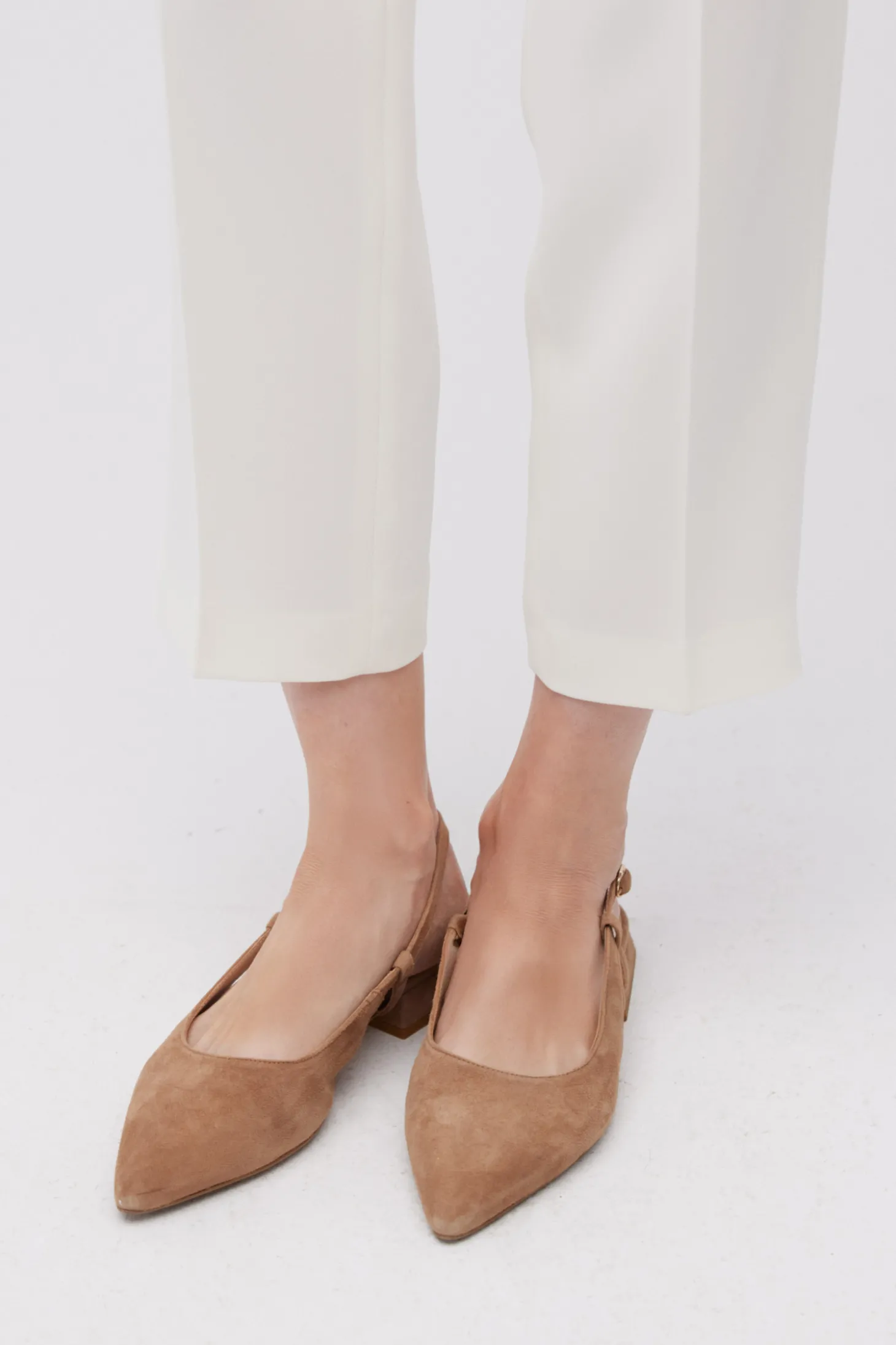 Beżowe buty slingback