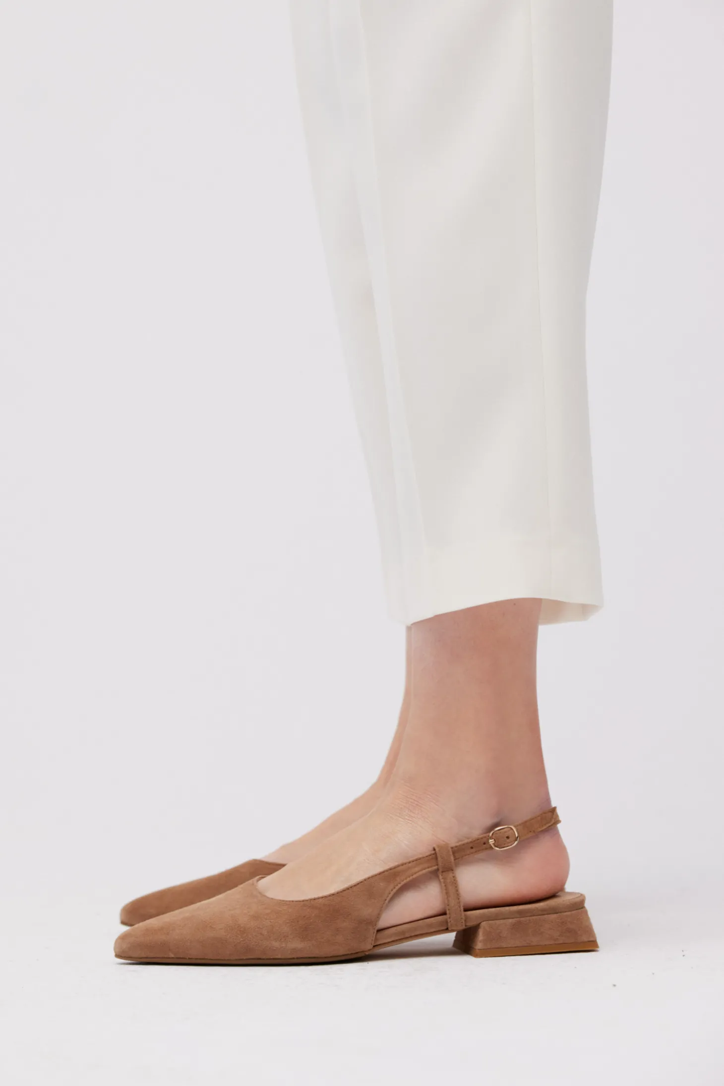 Beżowe buty slingback