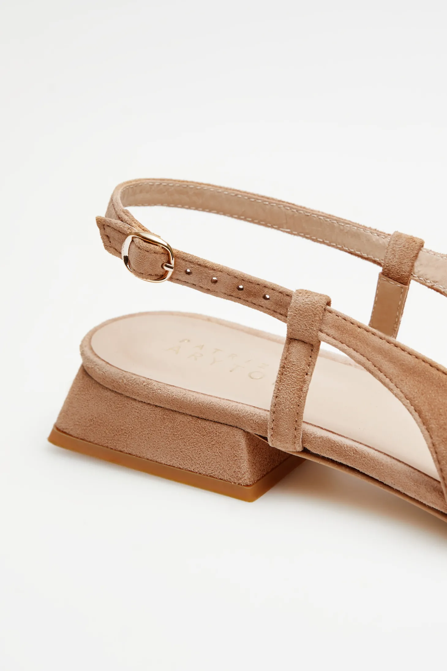 Beżowe buty slingback