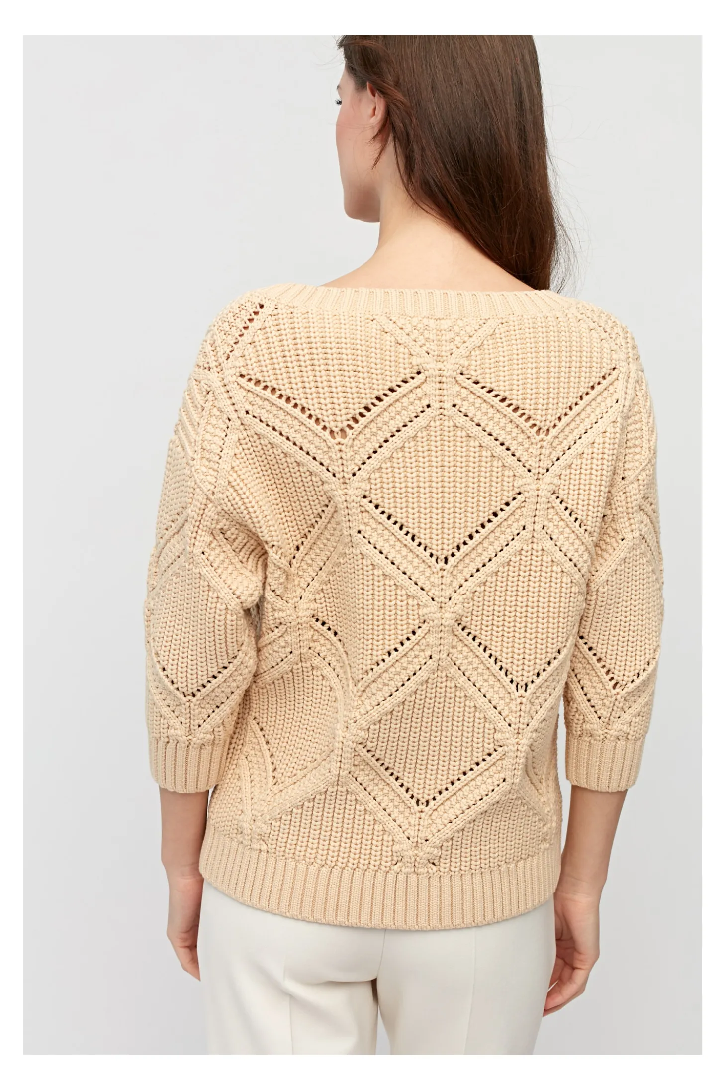 Beżowy sweter z ozdobnym splotem