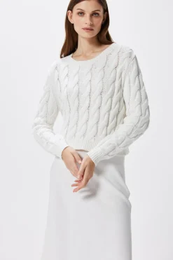 Biały sweter w warkocze