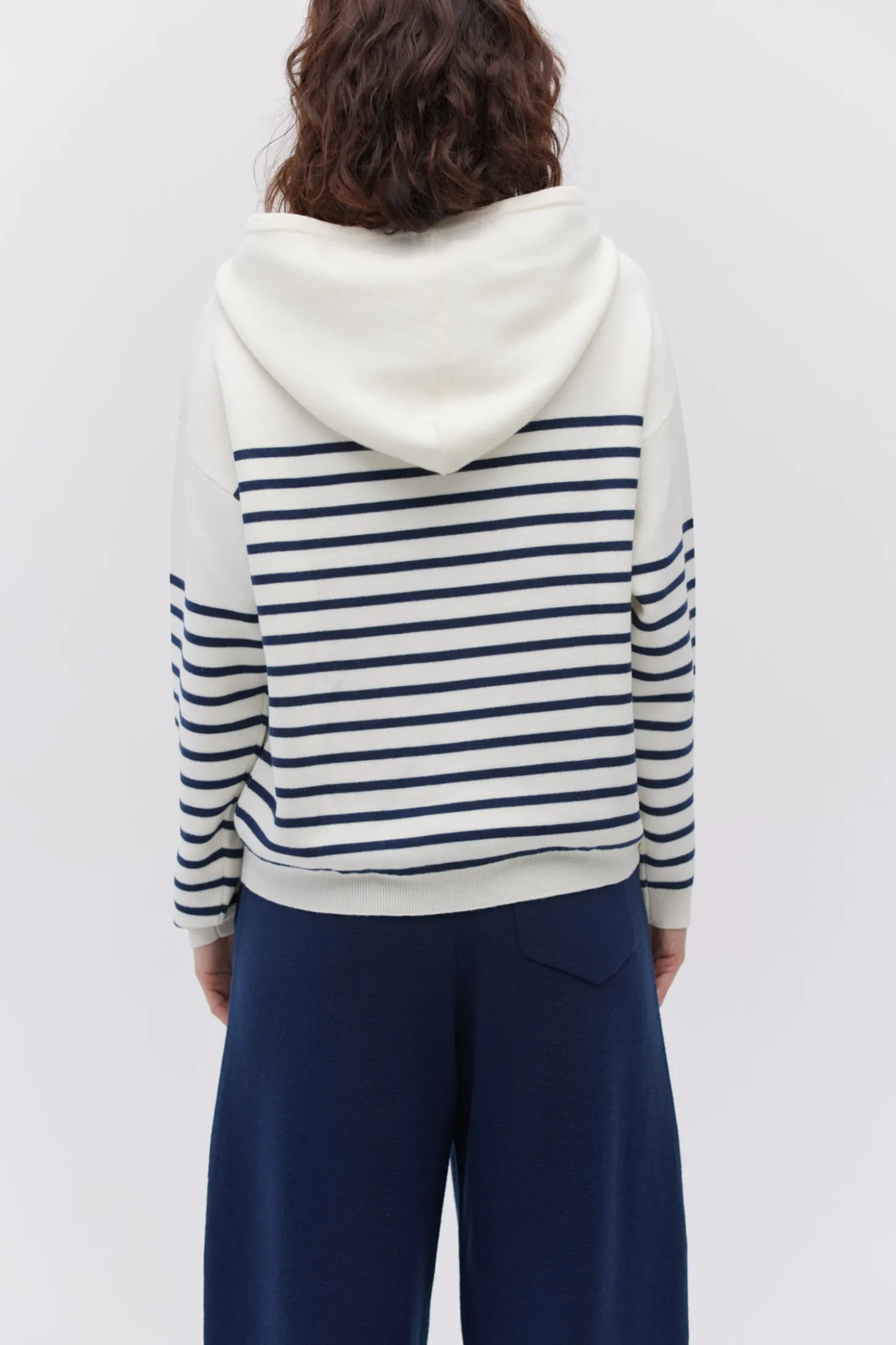 Bluza z kapturem w granatowe paski