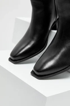 Buty ze skóry z kwadratowym noskiem