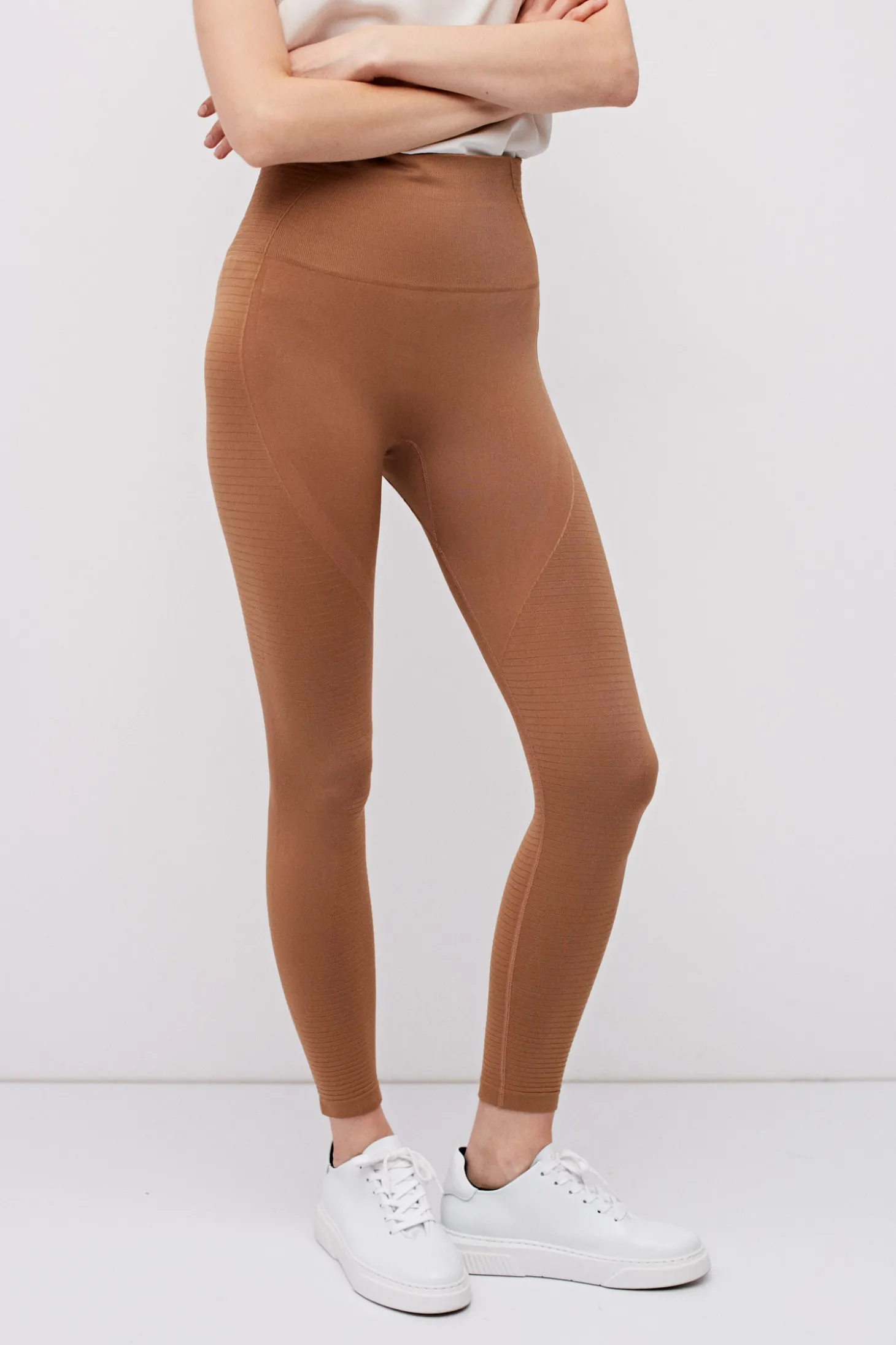 Camelowe legginsy z wysokim stanem