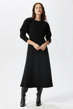 Czarna sukienka midi z rękawem kimono
