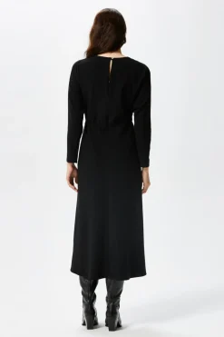 Czarna sukienka midi z rękawem kimono