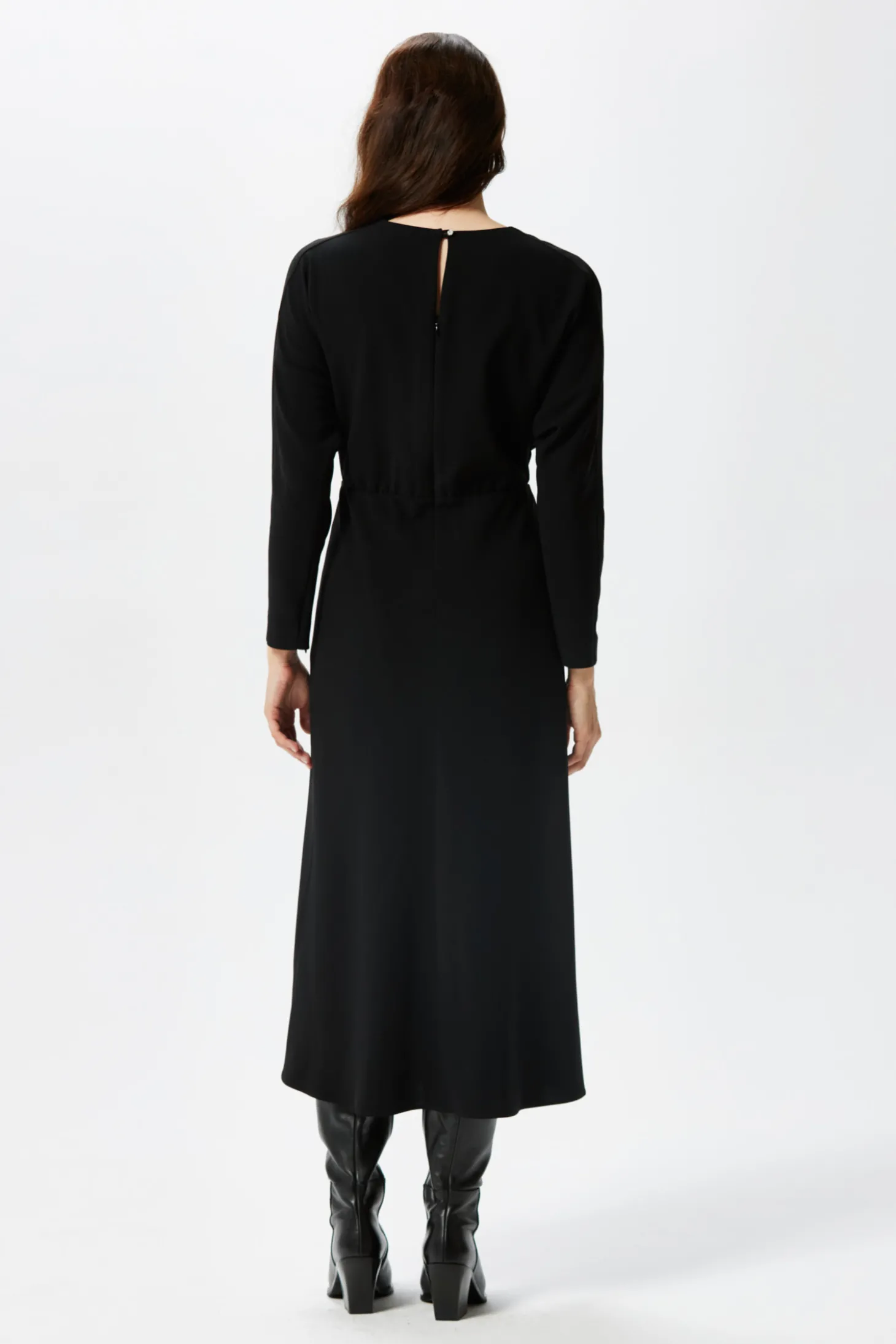 Czarna sukienka midi z rękawem kimono
