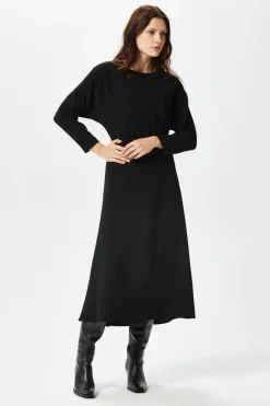 Czarna sukienka midi z rękawem kimono