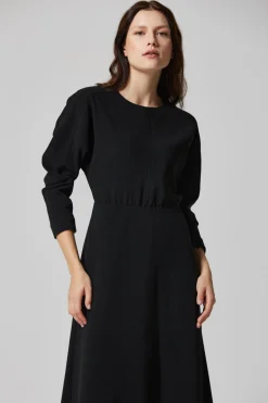 Czarna sukienka midi z rękawem kimono