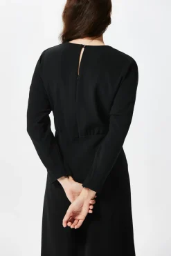 Czarna sukienka midi z rękawem kimono