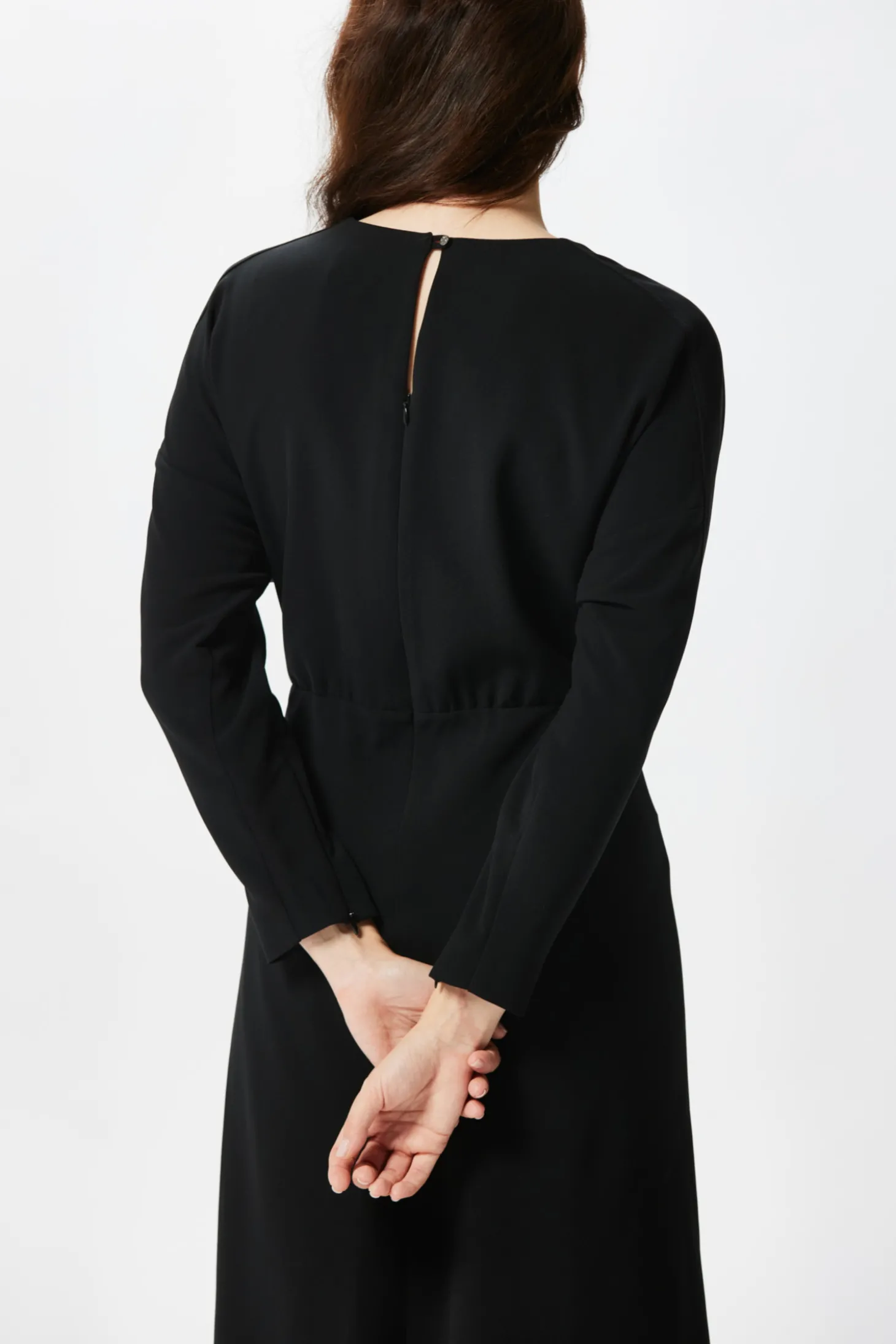 Czarna sukienka midi z rękawem kimono