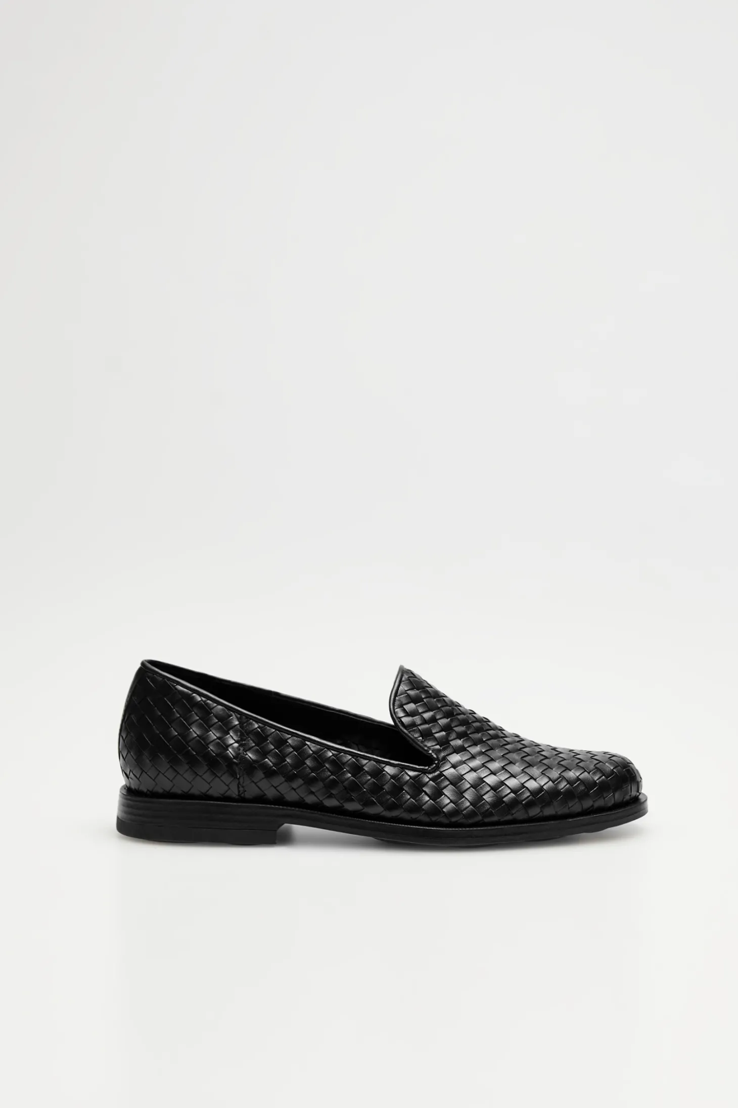 Czarne loafersy z plecionej skóry