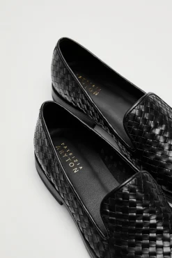 Czarne loafersy z plecionej skóry