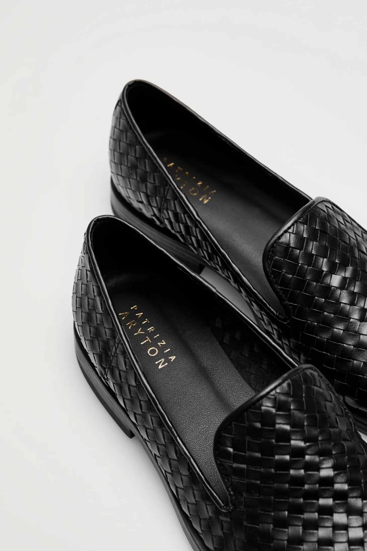 Czarne loafersy z plecionej skóry