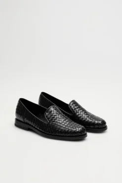 Czarne loafersy z plecionej skóry