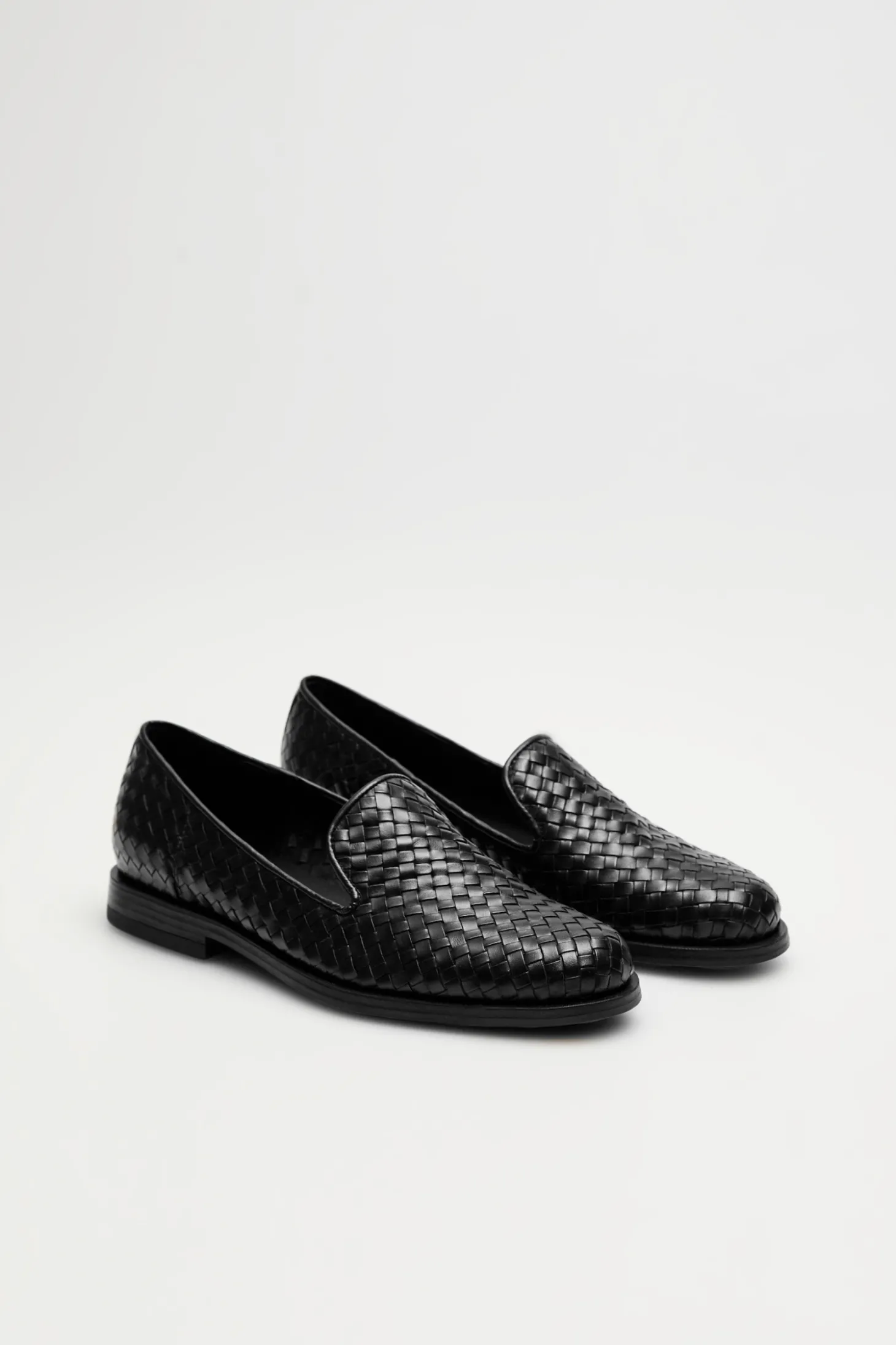 Czarne loafersy z plecionej skóry