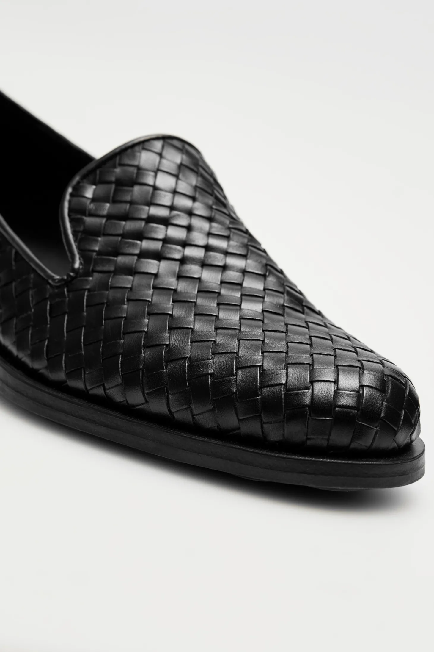Czarne loafersy z plecionej skóry