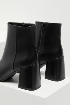 Czarne skórzane buty na średnim obcasie