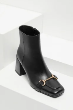 Czarne skórzane buty na średnim obcasie