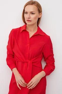 Czerwona sukienka szmizjerka z długim rękawem
