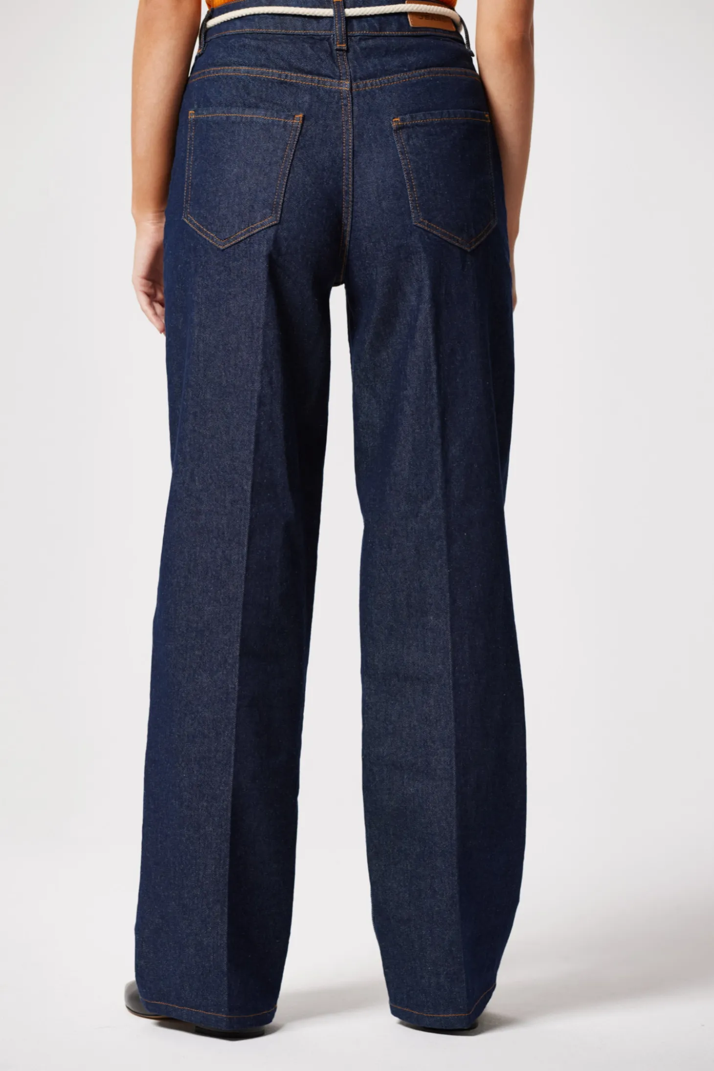 Granatowe szerokie spodnie jeans