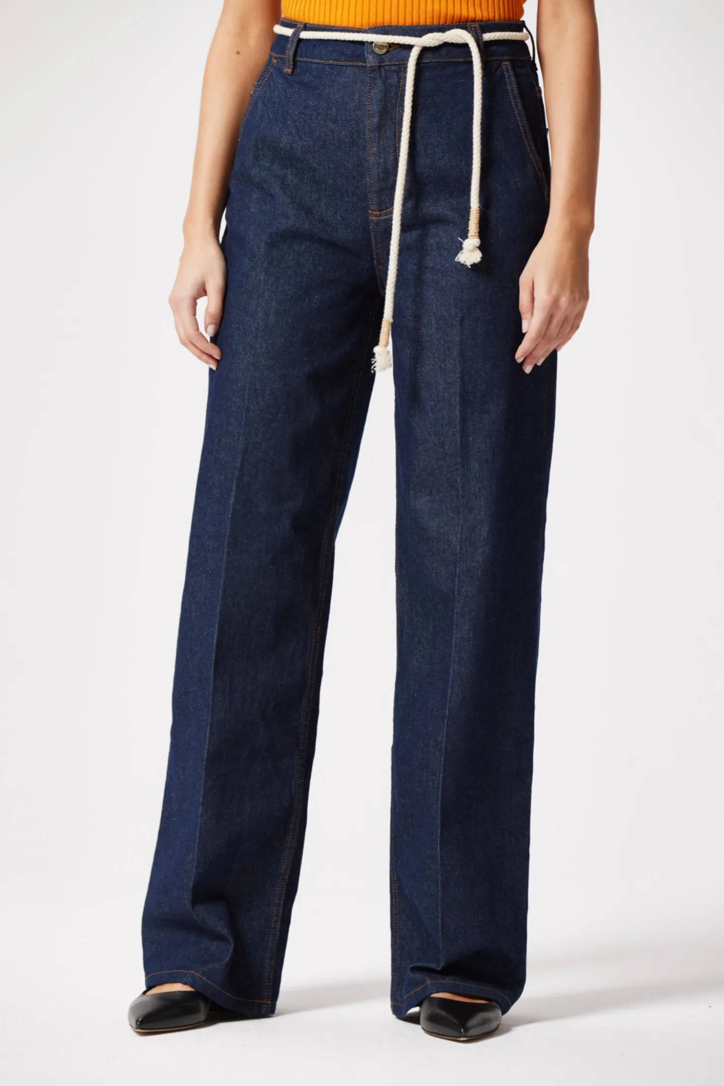 Granatowe szerokie spodnie jeans
