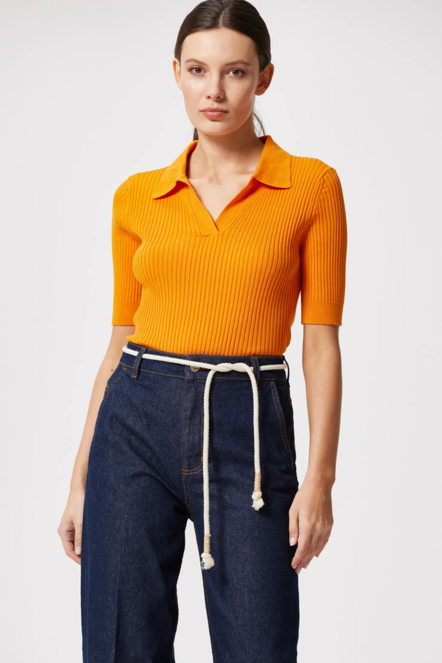 Granatowe szerokie spodnie jeans