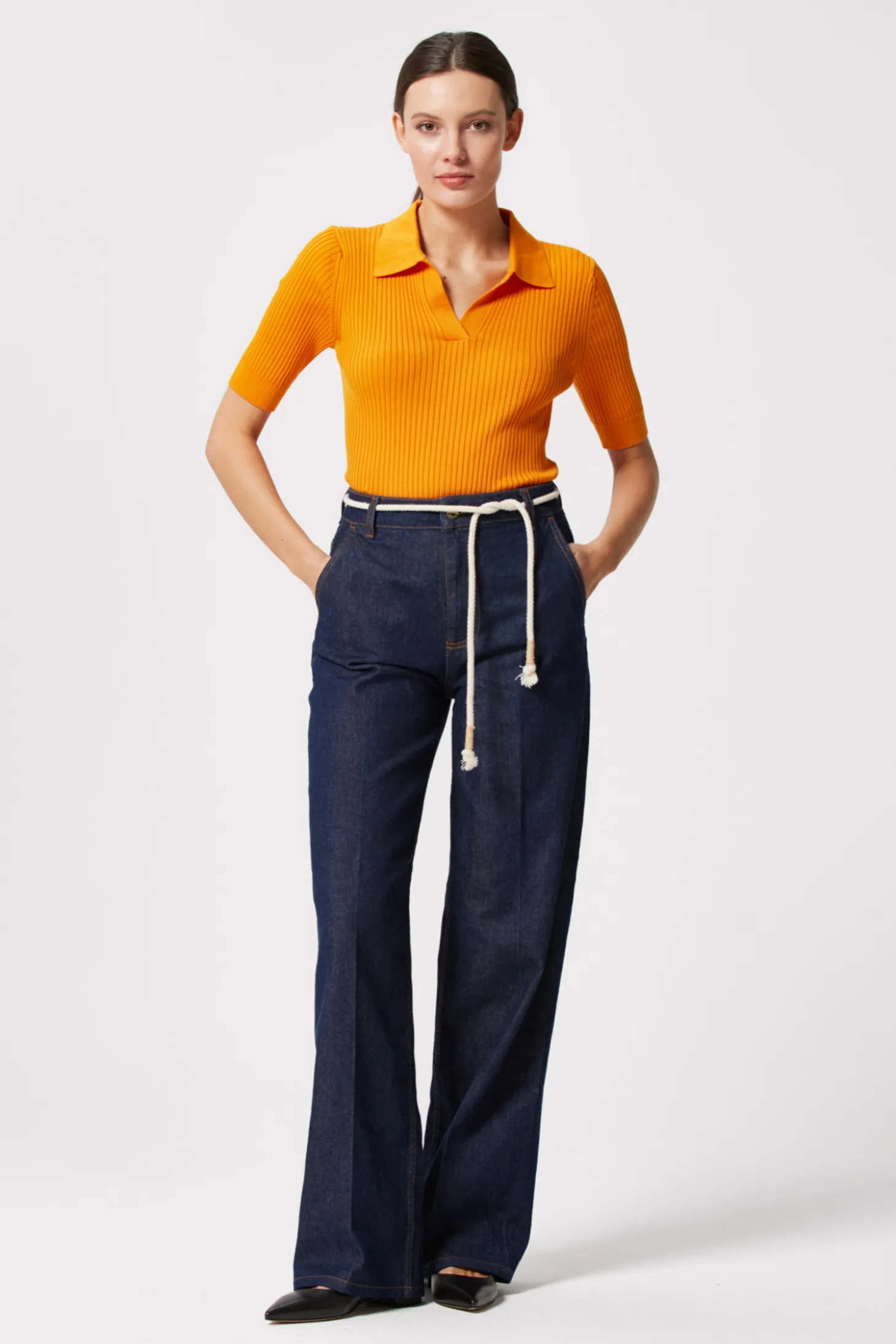 Granatowe szerokie spodnie jeans