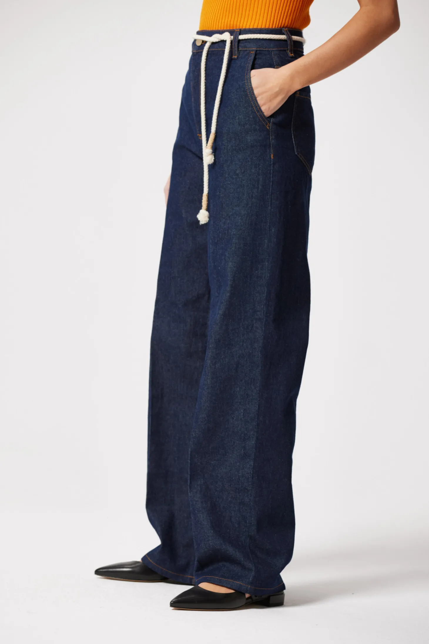 Granatowe szerokie spodnie jeans