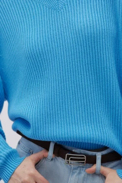 Niebieski sweter z jedwabiem i dekoltem w szpic