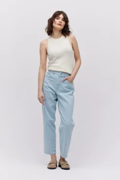 Niebieskie jeansy barrel