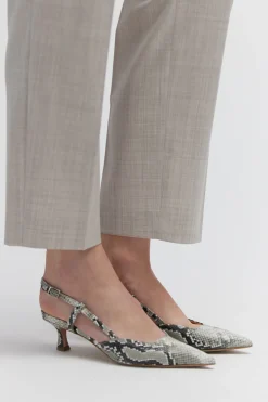 Skórzane buty slingback na średnim obcasie