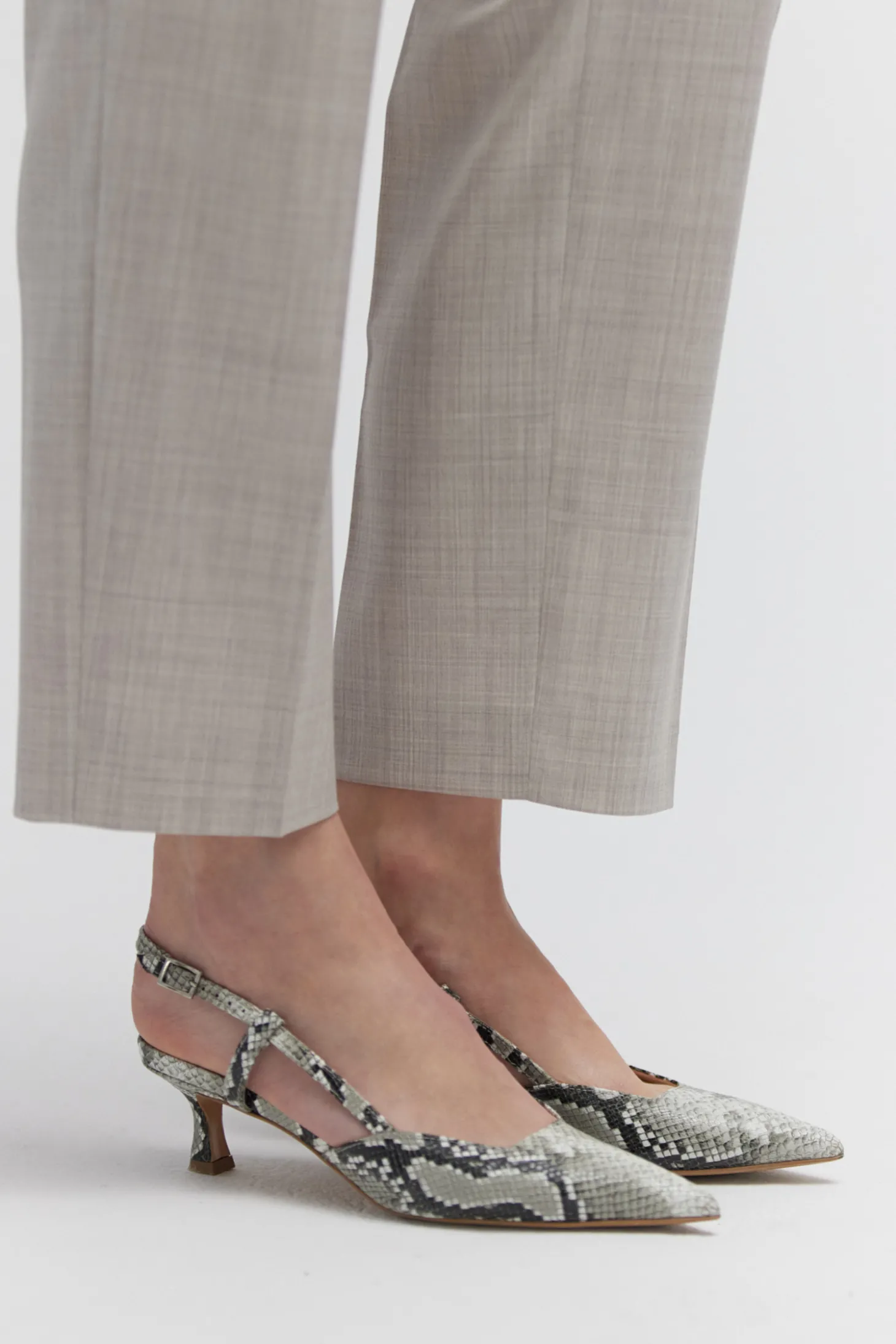 Skórzane buty slingback na średnim obcasie