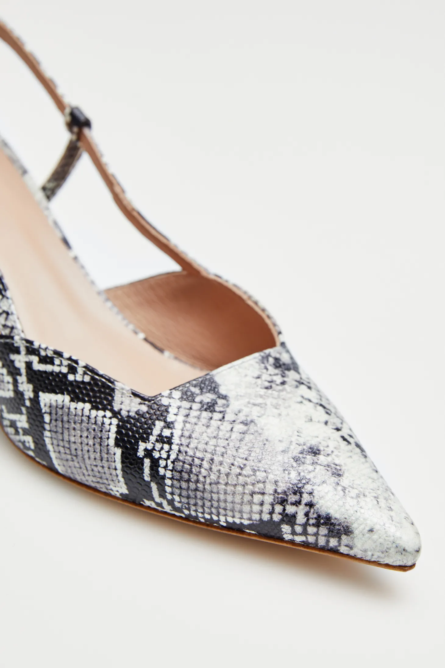 Skórzane buty slingback na średnim obcasie
