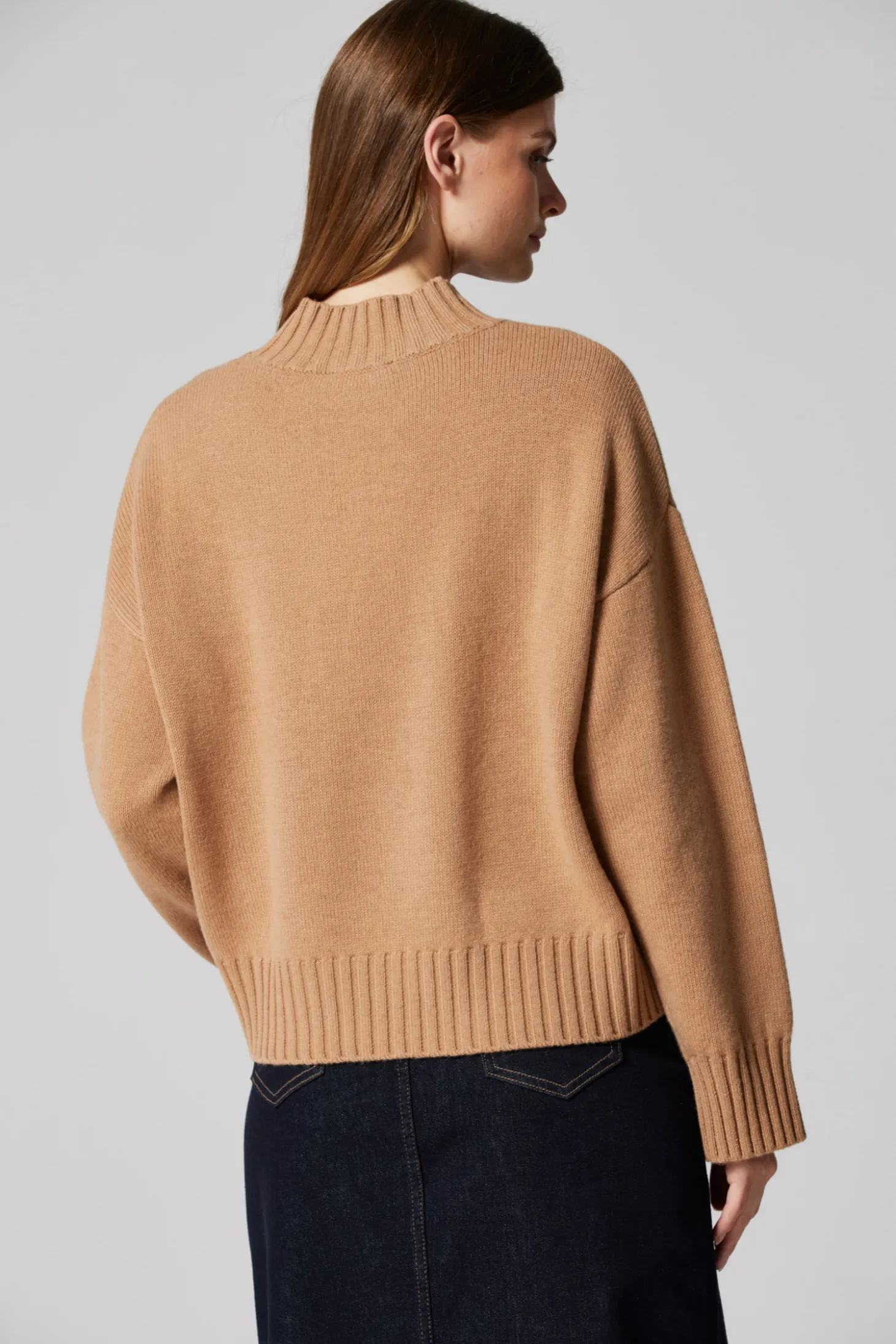 Sweter z wełną wielbłądzią