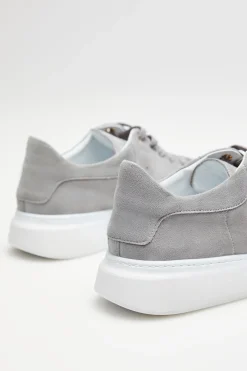 Szare sneakersy z zamszowej skóry