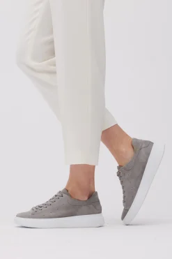 Szare sneakersy z zamszowej skóry