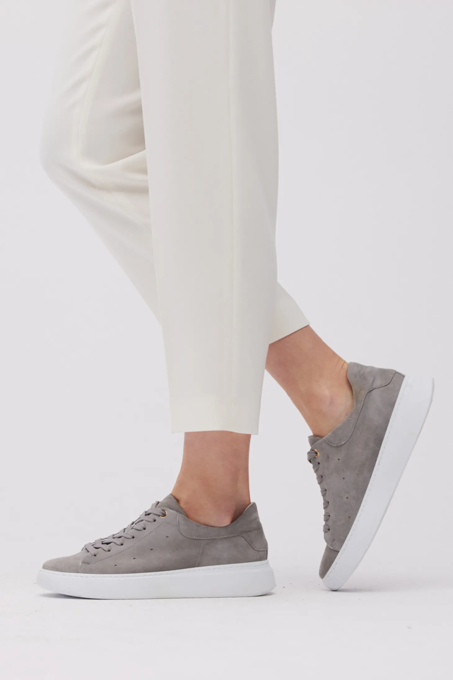 Szare sneakersy z zamszowej skóry