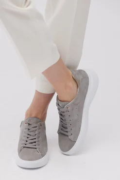 Szare sneakersy z zamszowej skóry